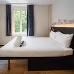 Easyhotel Main Station מלון *