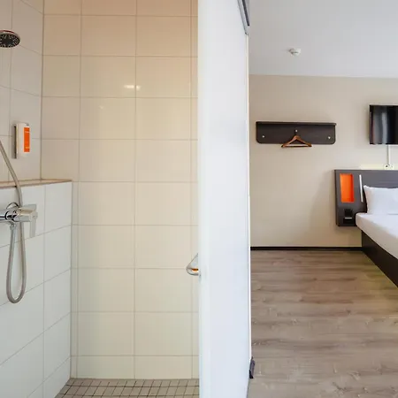 Easyhotel Main Station *