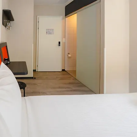 Easyhotel Main Station Hotel 3*