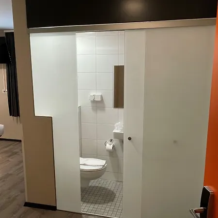 Easyhotel Main Station *