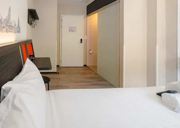 Easyhotel Main Station מלון *