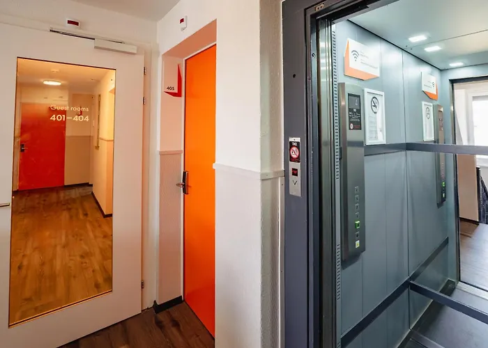 Easyhotel Main Station מלון *