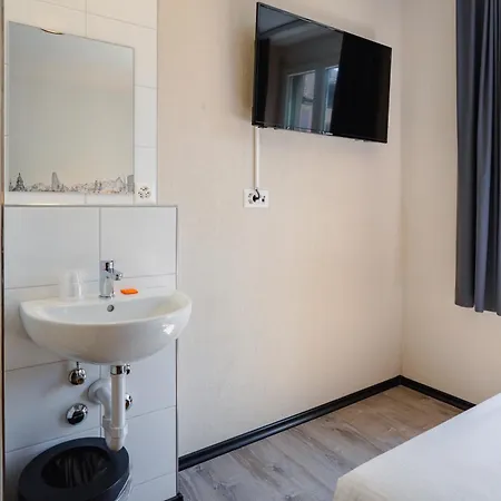 Отель Easyhotel Main Station Цюрих