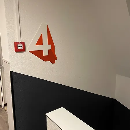 Easyhotel Main Station Отель *